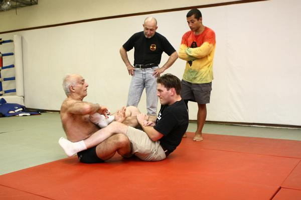 Master Leitão expounds on leverage in grappling