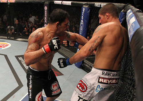 Rodrigo Nogueira, o Minotauro, investe contra Schaub. Foto: Divulgação UFC.