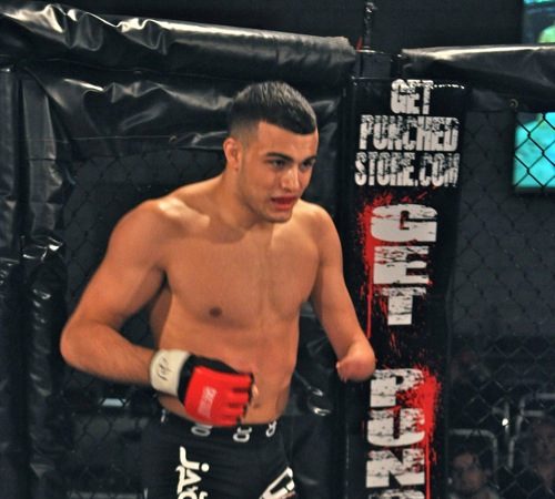 Nick é capaz de te vencer com apenas uma das mãos