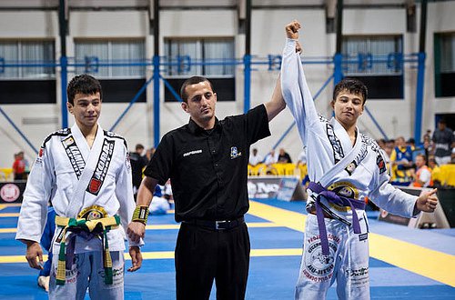 Os manos João e Paulo Miyao, ainda como faixas-roxas no Mundial 2011. Foto: GRACIEMAG