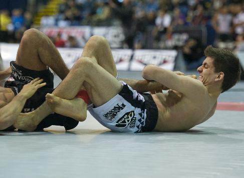O campeão de Jiu-Jitsu Rafael Mendes ataca o pé no ADCC 2011. Foto: John Lamonica.