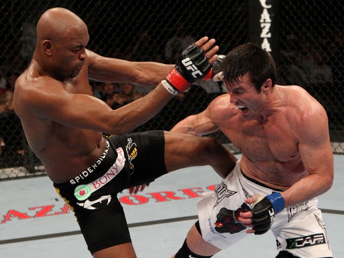 O duelo histórico entre Chael Sonnen e Anderson Silva, em agosto de 2010. Foto: Josh Hedges.