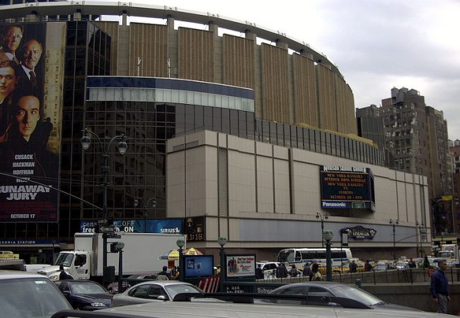 Nova York contra-ataca veto com cinema