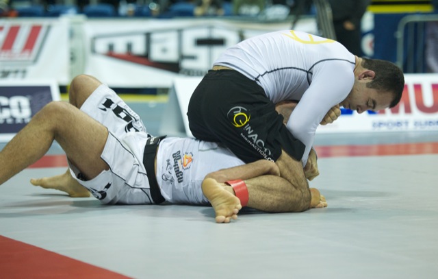 Marcelinho Garcia prepara a finalização em cima de Léo Vieira, no ADCC 2011. Foto: John Lamonica.