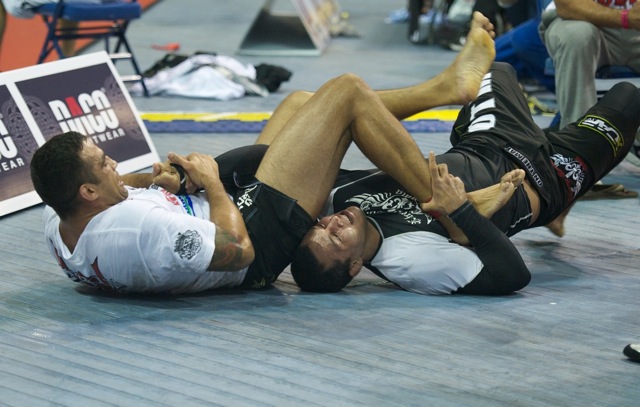Vinny Magalhães withstands Fabricio Werdum's pressure and defends the armbar at ADCC 2011.
