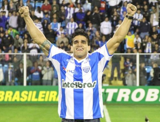 Thiago Tavares se apresenta para reforçar o Avaí