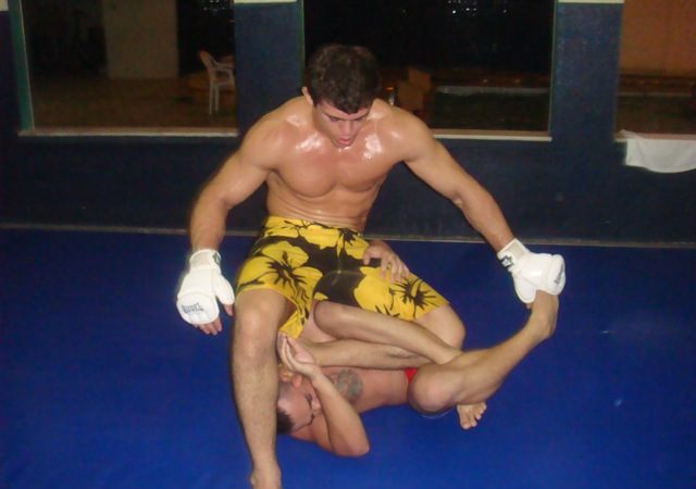 O treino de Caio para enfrentar Maldonado no UFC 142