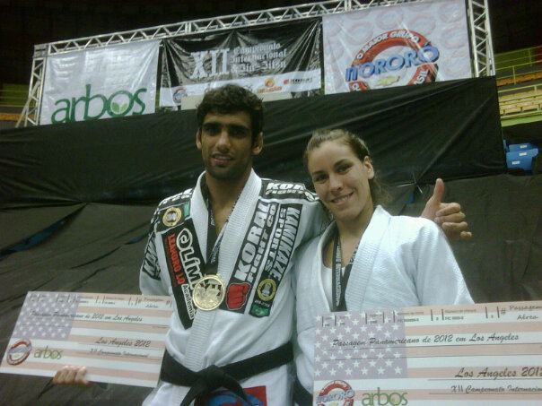 A fera do Jiu-Jitsu Leandrinho com a namorada Luiza Monteiro. Foto: Divulgação.