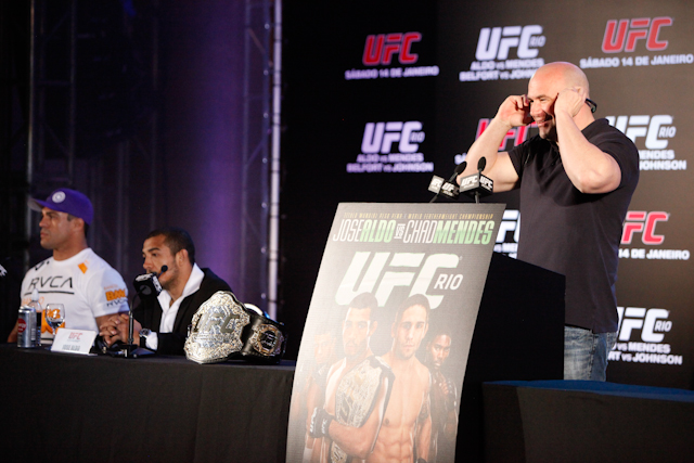 Um repórter penetra na coletiva do UFC