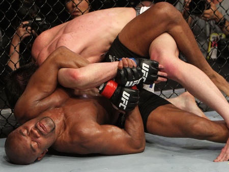 Anderson Silva, autor da finalização do ano de 2010, contra Chael Sonnen. Foto: UFC.