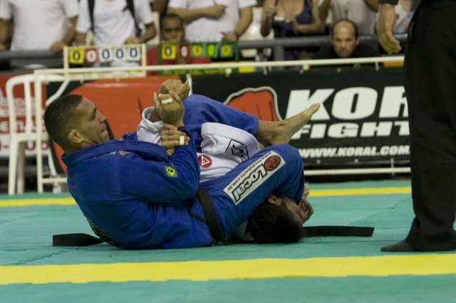 Raphael Abi-Rihan controla o braço de Filipe Jerry na campanha rumo ao ouro no Brasileiro de Jiu-Jitsu 2009. Foto por Gustavo Aragão.