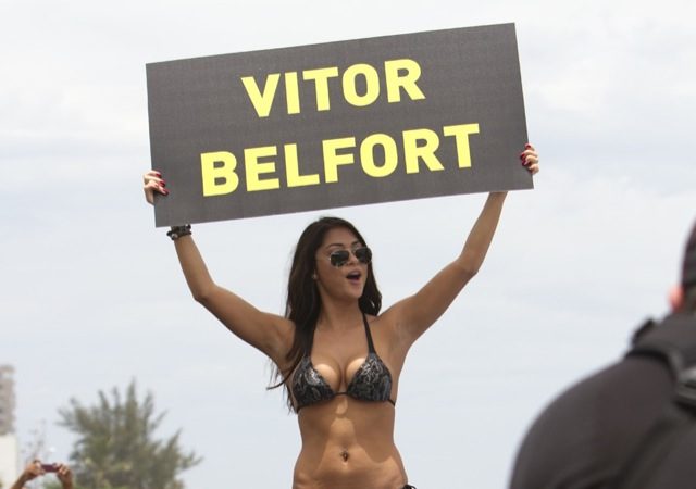 Arianny Celeste levanta a placa com o nome do campeão de Jiu-Jitsu Vitor Belfort, na praia da Barra, no Rio, antes do UFC 142.