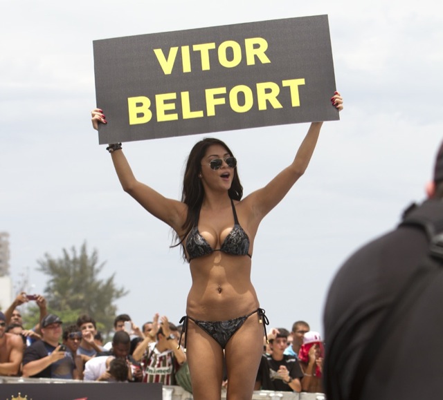 Arianny Celeste levanta a placa com o nome do campeão de Jiu-Jitsu Vitor Belfort, na praia da Barra, no Rio, antes do UFC 142.