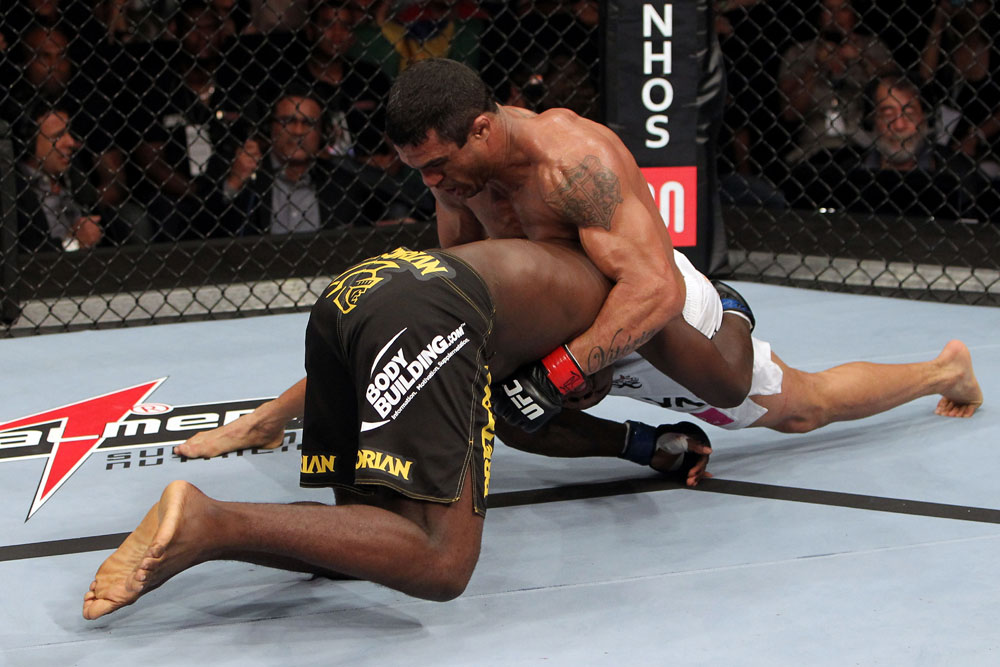 Vitor Belfort trabalha o Jiu-Jitsu antes de finalizar Anthony "Rumble" Johnson no UFC 142, no Rio. Foto: Josh Hedges/UFC/Zuffa.