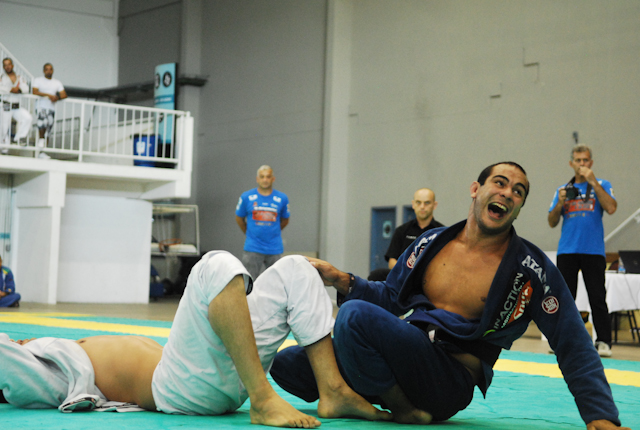 Bernardo Faria celebra no Sul-Americano de Jiu-Jitsu. Foto: Ivan Trindade.