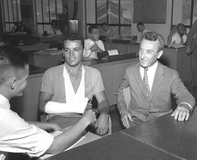 Carlos Gracie e seu filhão Carlson dão entrevistas. Foto: Arquivo O Globo