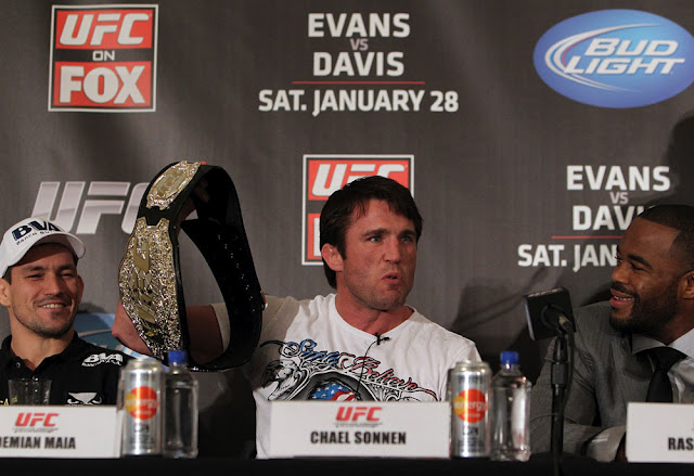 Chael Sonnen brinca com a réplica do cinturão que levou, entre Demian Maia e Rashad Evans, na coletiva do UFC on Fox 2.