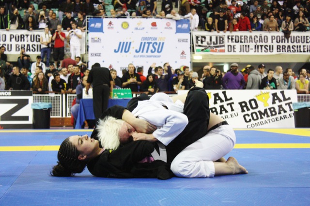 Duas atletas dando tudo de si no Europeu de Jiu-Jitsu 2012, em Lisboa, Portugal