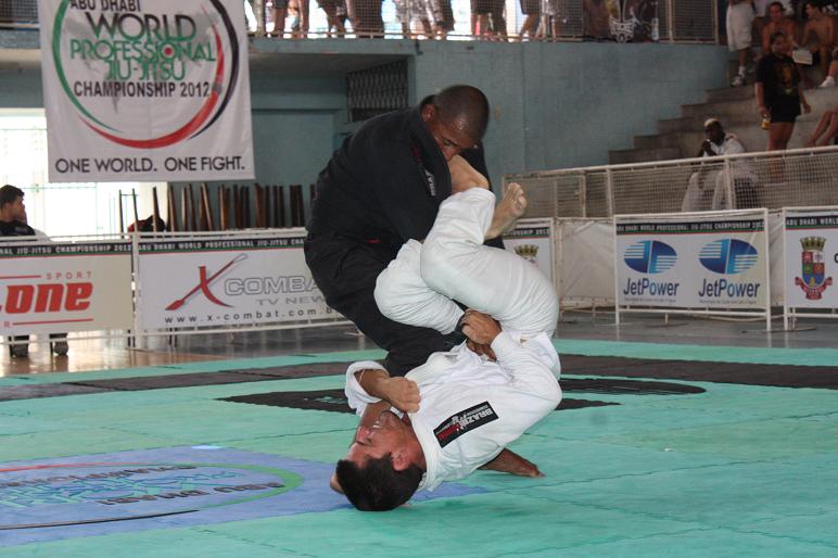 Willcox hunts for omoplata. Photo: Carlos Ozório.