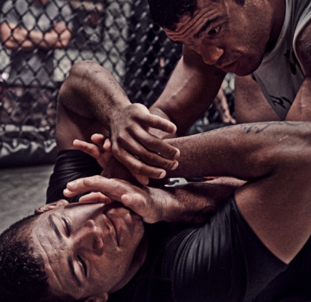 Gilbert Durinho aguenta o tranco durante treino de Jiu-Jitsu com Vitor Belfort em Vegas Foto por Ray Alamo
