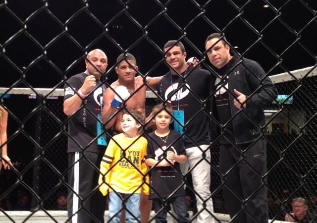 Gilbert Durinho comemora vitoria no MMA com a familia Belfort na grade. Foto: Divulgação.