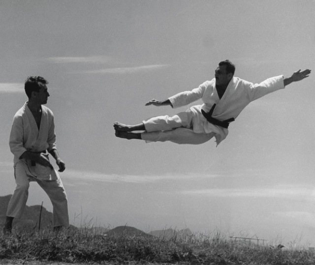 Helio Gracie usa seu chute duplo como voadora em Carlos Gracie: técnica do Jiu-Jitsu. Foto por José Medeiros/Arquivos