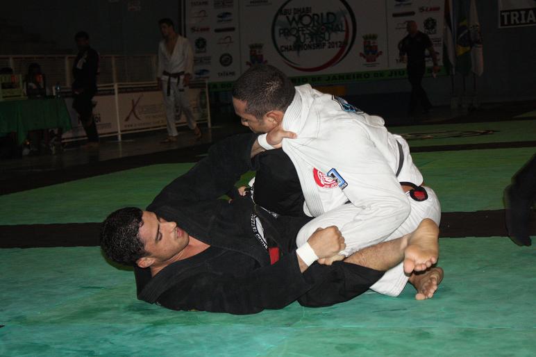 Vinicius Marinho contra Davi Ramos. Foto: Carlos Ozório