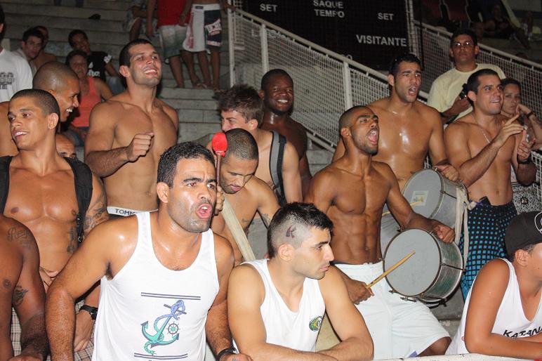 Na batucada, galera da GFTeam comemora os resultados. Foto: Carlos Ozório.