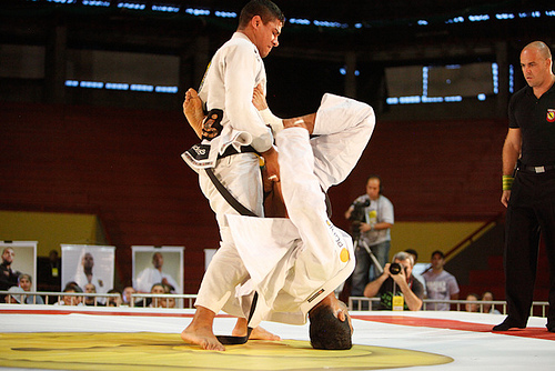 Com bom Jiu-Jitsu, JT segurou a guarda de Lo em Porto Alegre. Foto: Ivan Trindade.
