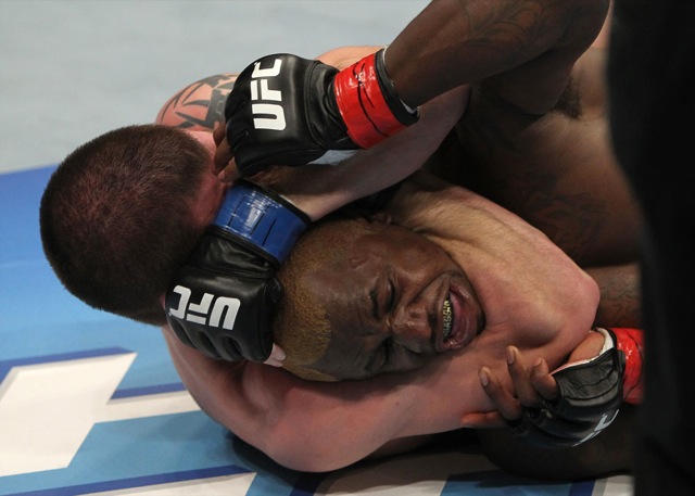 Faixa-preta de Jiu-Jitsu, Jim Miller controla Melvin Guillard antes de arrochar o mata-leão. Foto: Josh Hedges/UFC.jpg