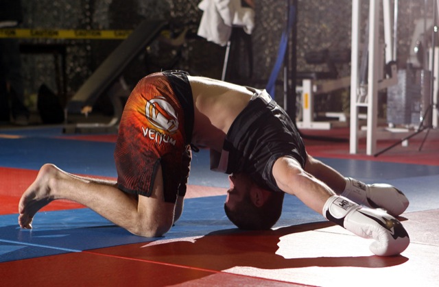 O faixa-preta de Jiu-Jitsu Jim Miller alonga durante o treino aberto do UFC on FX, em Nashville. Foto de Josh Hedges/Zuffa LLC.