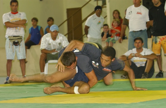 Jose Aldo Junior, hoje campeão do UFC, contra Rodrigo Damm no Submission Wrestling de Sao Joao da Barra