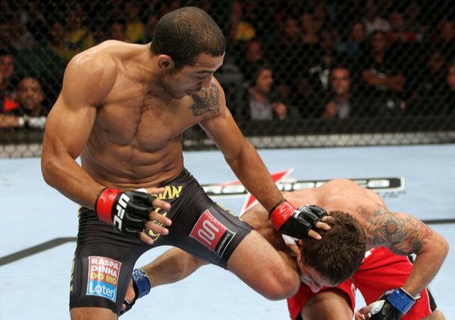 José Aldo trava Chad Mendes no UFC 142, antes do nocaute na luta principal do evento no Rio.