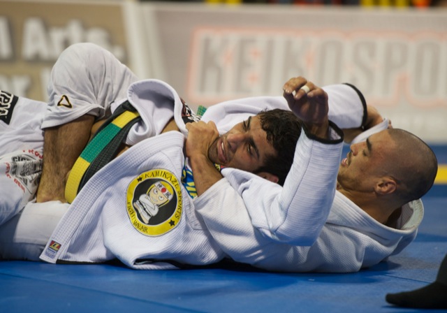 Kron Gracie finaliza Leandro Lo, no Mundial de Jiu-Jitsu 2011. Foto John Lamonica