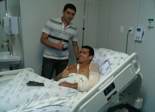 Após cirurgia, Lyoto desafia Sonnen “com um braço só”