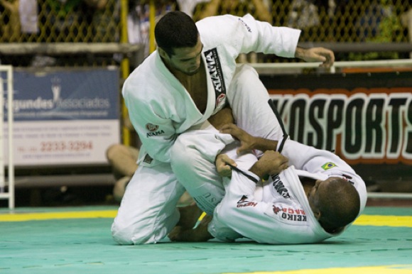 Nivaldo por cima de Serginho Moraes em campeonato de Jiu-Jitsu no Rio.