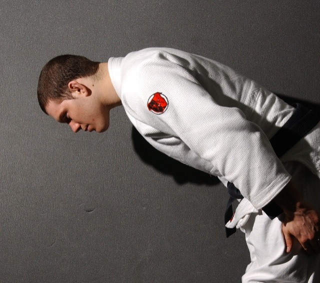 Ricardo Almeida cumprimenta, como num treino de Jiu-Jitsu. Foto: Gustavo Aragão.