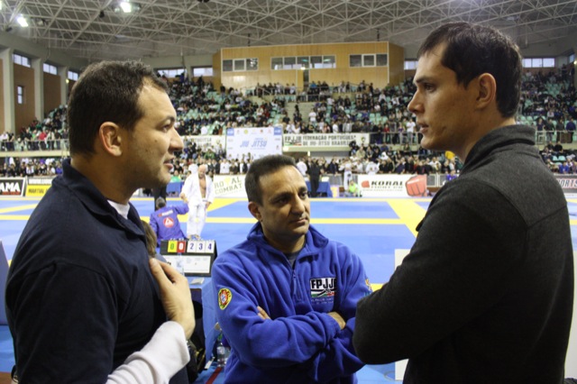 Roger fala de Jiu-Jitsu com os organizadores Kiko e André Fernandes. Foto: Raphael Nogueira