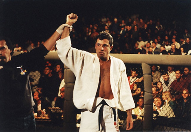 Royce comemora vitoria no UFC 1 em-foto-de-Susumu-Nagao 