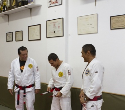 Royler recebe a faixa-coral de Jiu-Jitsu de Rolker e Rickson Gracie, no Rio.