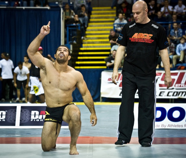 Faixa-preta de Jiu-Jitsu, Rousimar "Toquinho" Palhares comemora mais uma finalização no ADCC 2011, torneio de luta agarrada. Foto: Dan Rod