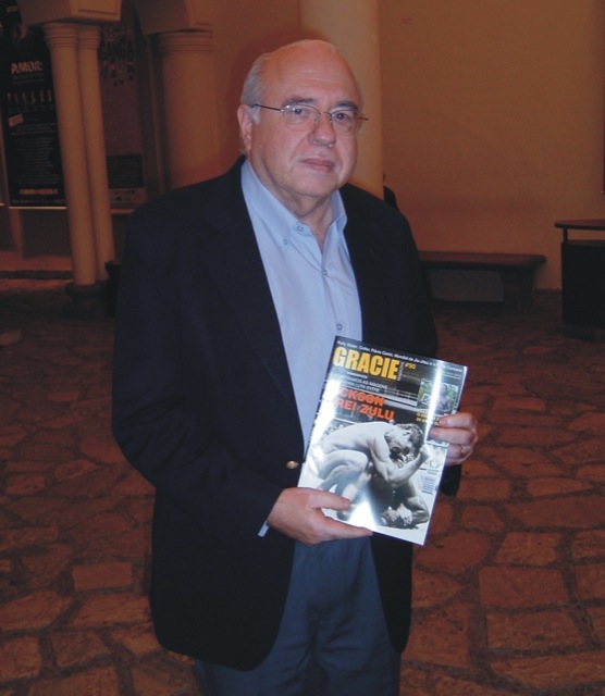 Verissimo with a copy of GRACIEMAG in hand: the master was always clued in to fighting. Photo: Raphael Nogueira.