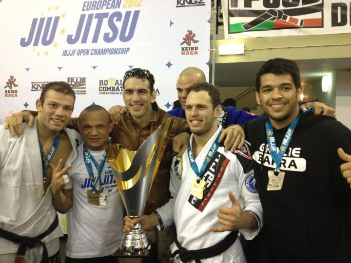 Victor Estima com trofeu na festa da GB no Europeu de Jiu-Jitsu 2012, em Lisboa