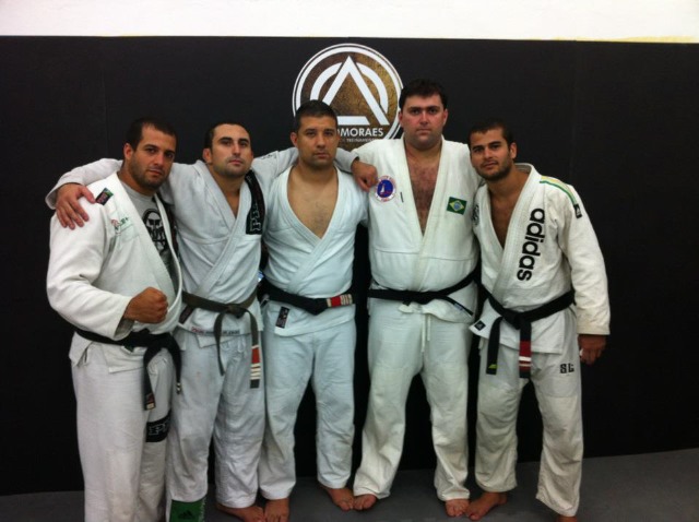 rickson moraes, médico do Jungle Fight, recebe a faixa-preta de Jiu Jitsu