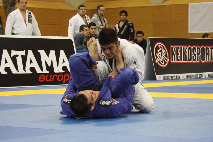 Satoshi na lutra contra Michael Langhi. Foto: Raphael Nogueira