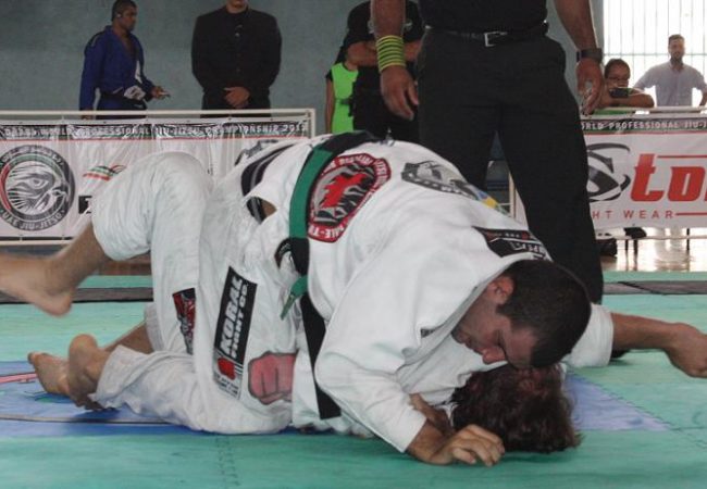 Como você defende a montada no Jiu-Jitsu?