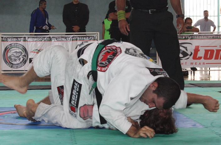 Rodolfo attacks from mount. Photo: Carlos Ozório.