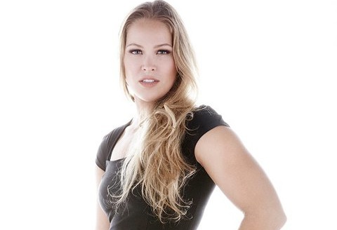 Ronda Rousey, a bela do MMA, ensina você a fortalecer o abdome.