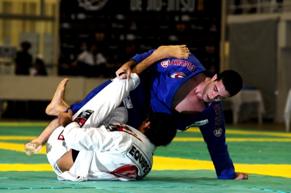 Augusto Tanquinho manobra no Sul Americano de Jiu-Jitsu, em foto de Hugo Valente