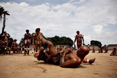 Anderson Silva encaixa o Jiu Jitsu no Xingu. Foto: PortalAmazonia.com